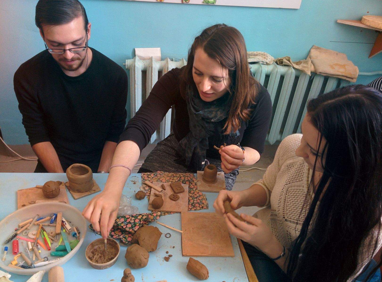 Иностранные студенты ВГУЭС освоили навыки гончарного искусства