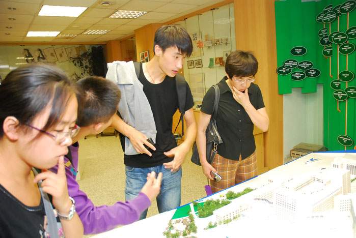 Музей ВГУЭС рассказал китайским студентам о 45-летней истории университета