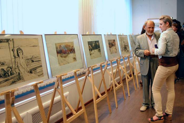 В музее ВГУЭС открылась персональная выставка Игоря Кузнецова