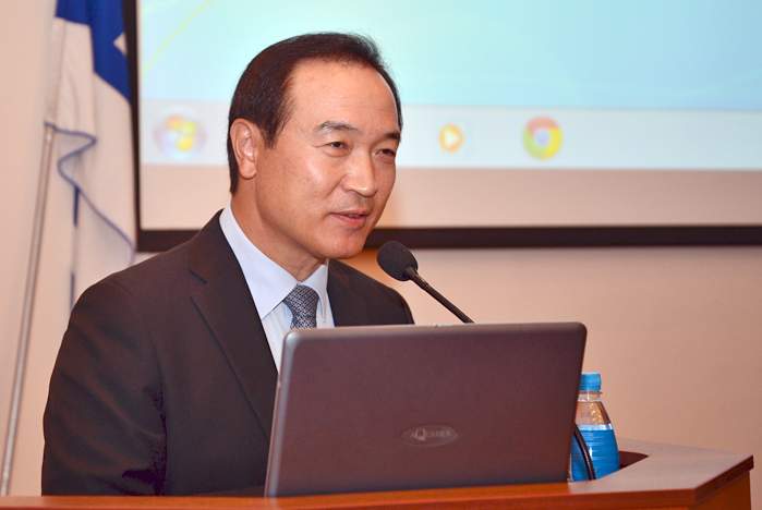 Экс-глава администрации президента Республики Корея провел лекцию для студентов ВГУЭС