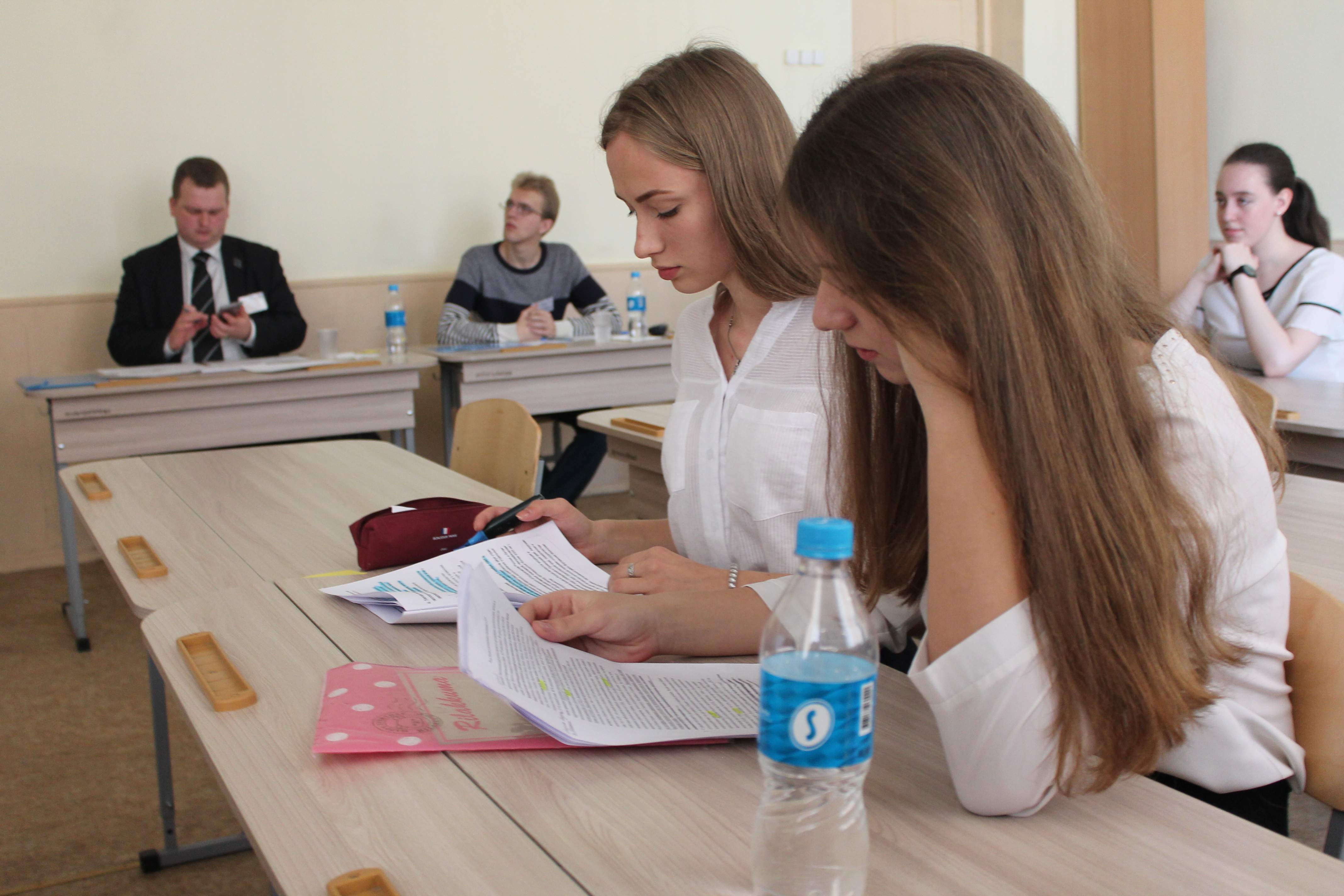 Центр «Абитуриент» ВГУЭС провёл экономическую конференцию для школьников
