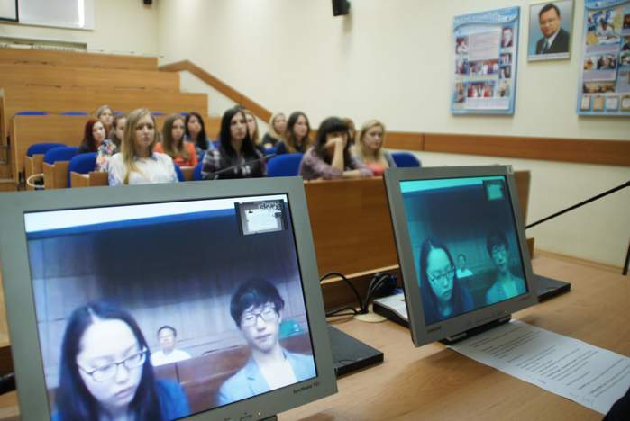 Студенты ВГУЭС и южнокорейского университета Халлим дискутировали на научной конференции