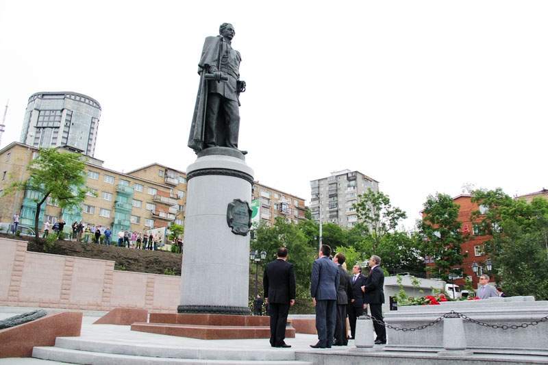 Ректор ВГУЭС - один из спонсоров установки памятника основателю Владивостока