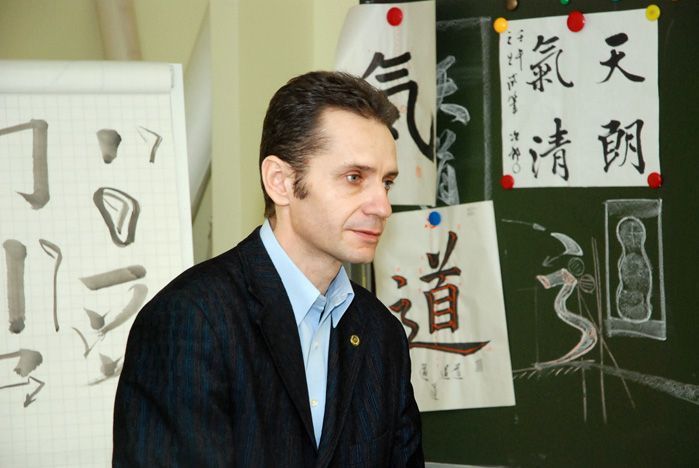 亲爱的外国留学生们!我们邀请你们免费听书法讲座 以及参加围棋游戏活动