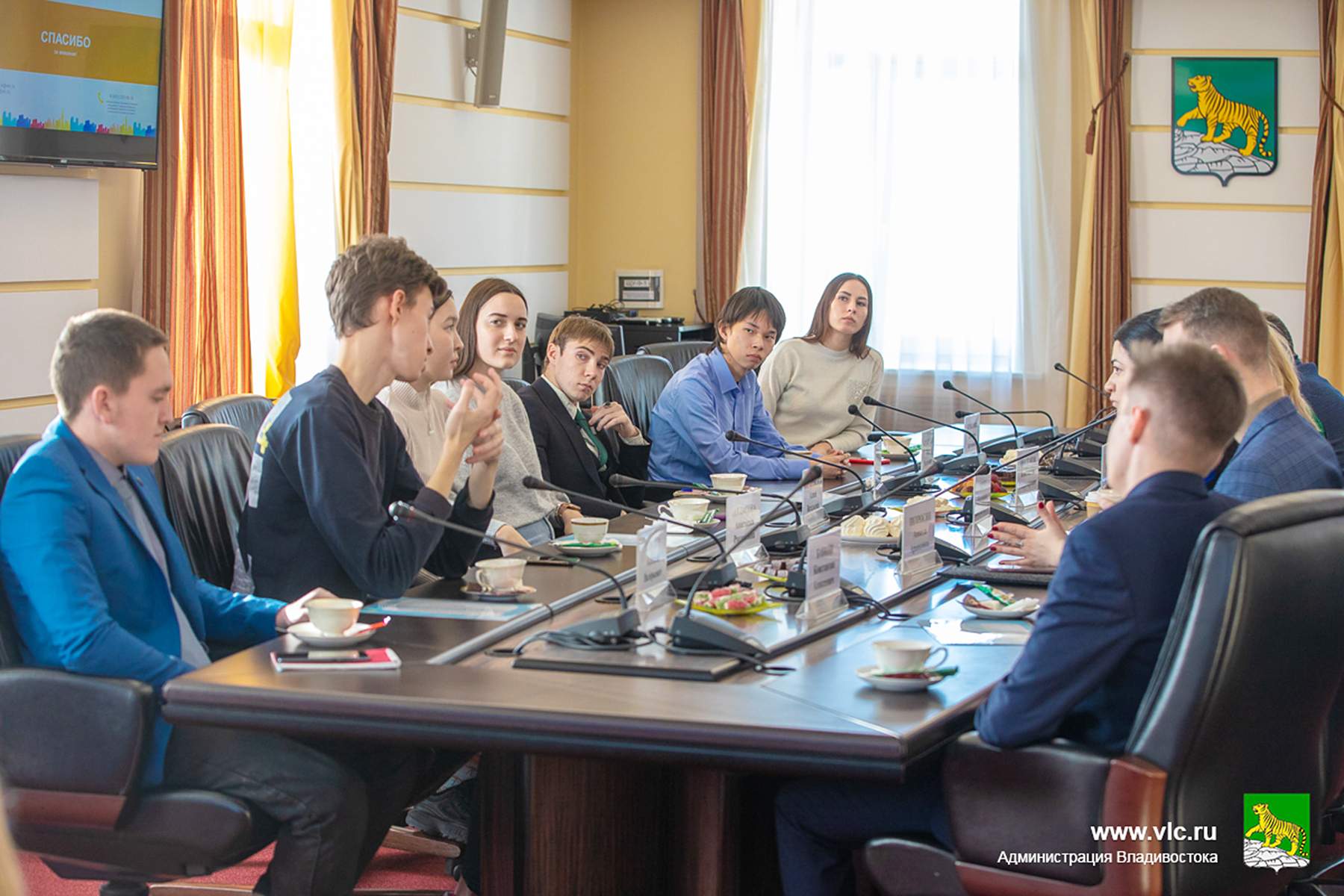 Студенты ВВГУ прошли практику в администрации Владивостока и встретились с мэром города