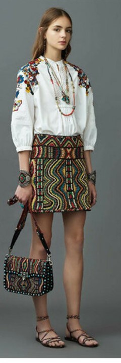 Декоративное оформление коллекции моделей одежды в этностиле для демонстрации на туристском форуме