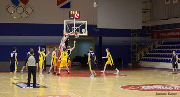 Команда ВГУЭС обыгрывает соперников  за тур до окончания чемпионата Ассоциации студенческого баскетбола
