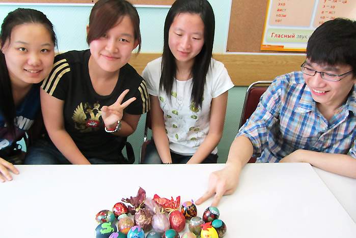 Студенты ВГУЭС из КНР пекли куличи и красили яйца к Пасхе