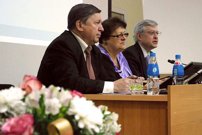 Кафедра мировой экономики и экономической теории ВГУЭС отметила юбилей масштабной научно-практической конференцией