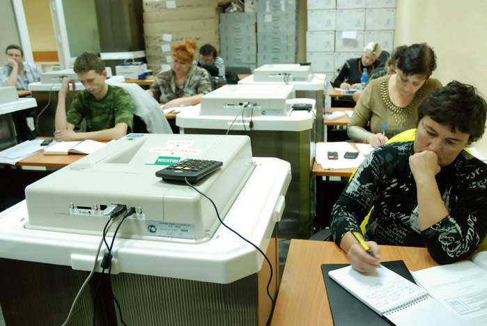 Работники избирательных комиссий освоили во ВГУЭС электронные урны